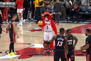 九游体育官方网站-希罗和公牛吉祥物比赛半场背投 后者一击命中让希罗“临阵退缩”