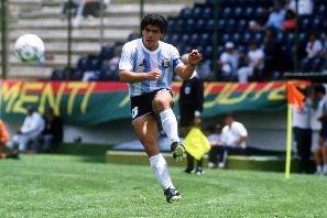 阿媒：马拉多纳16岁已经首次穿国家队10号，马斯坦托诺并未破纪录